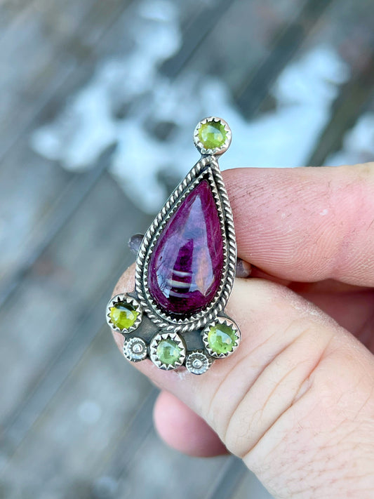 Purple Spiny Oyster Cabochon with Peridot accents in Sterling Silver Ring Size 8 Jewelry